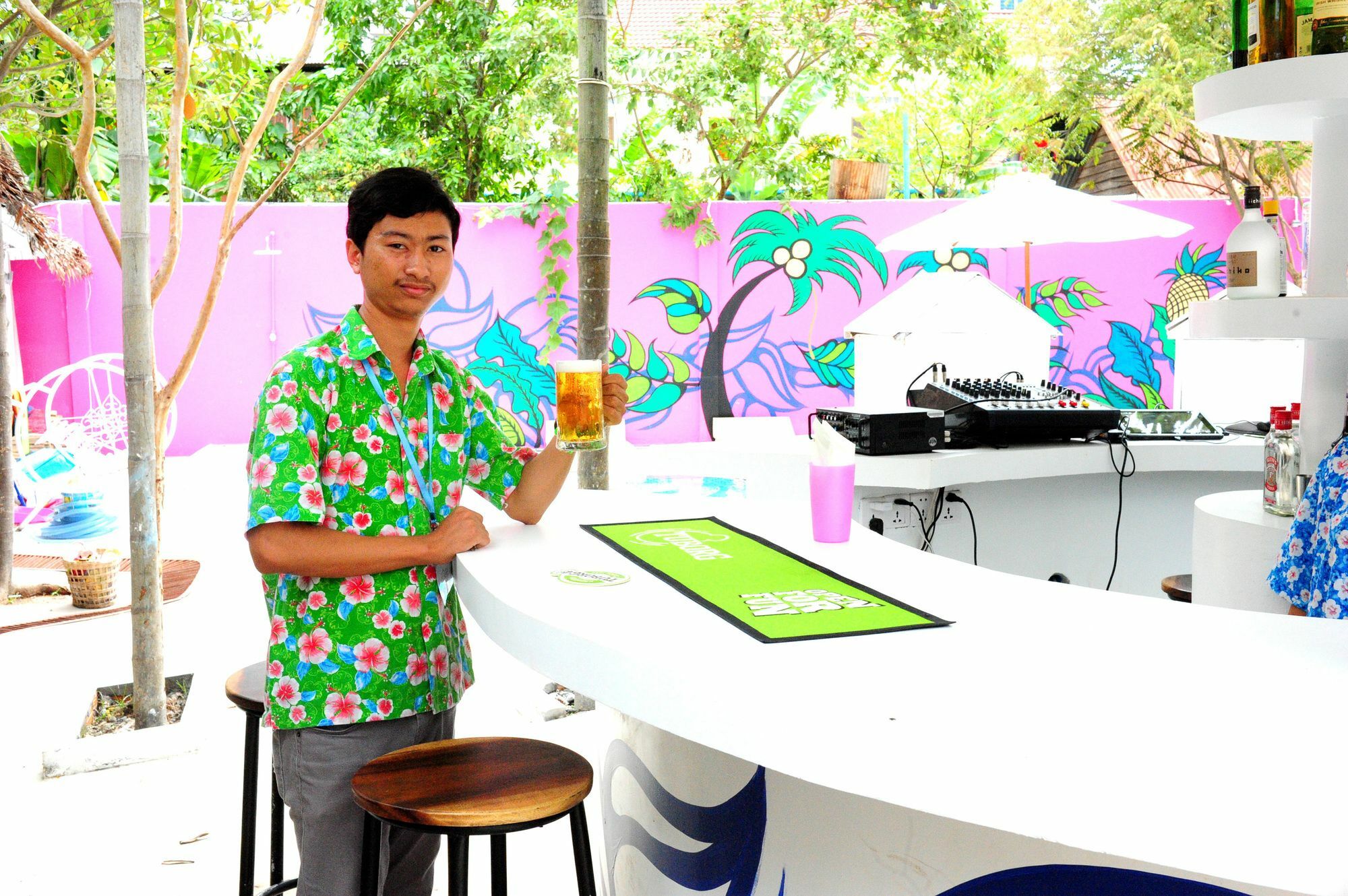 Kafu & Pool Hotel 2*