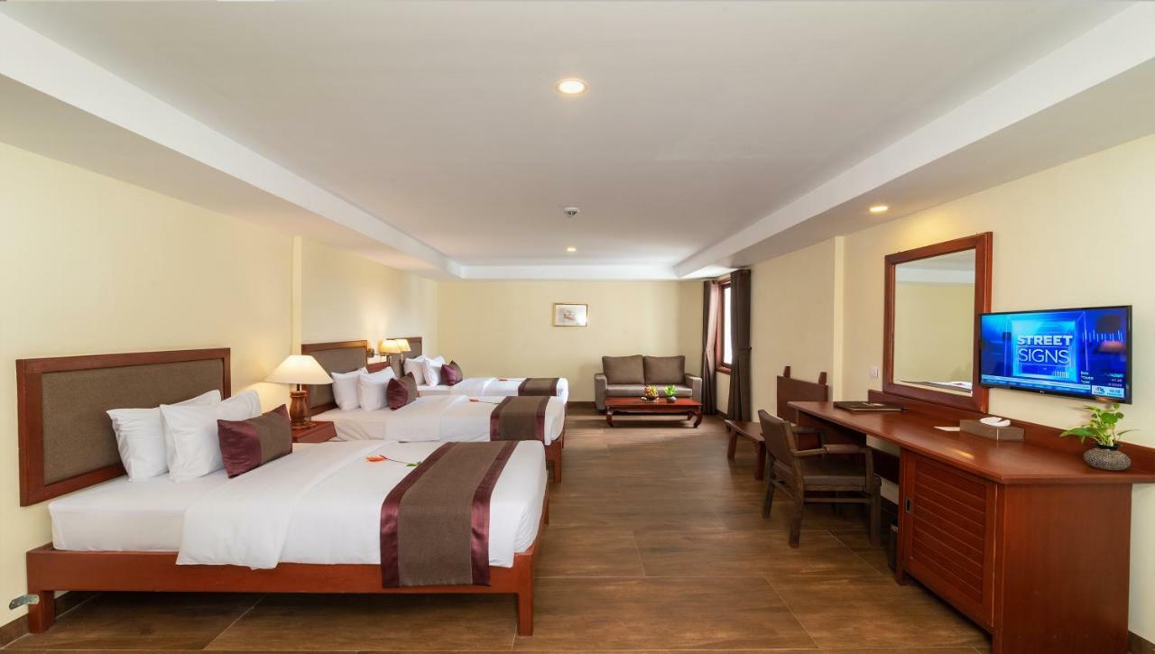 De La Renaissance Hotel 5*