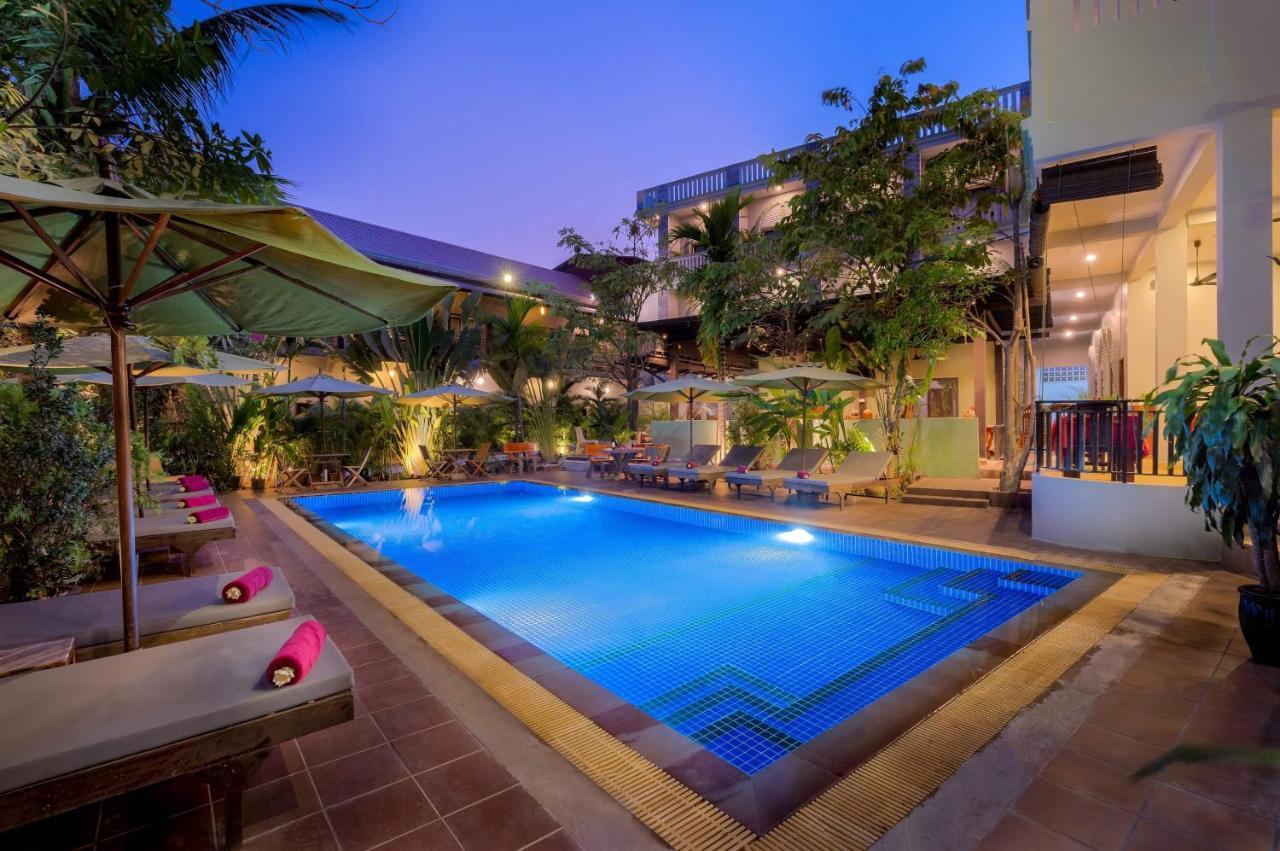 Reveal Courtyard In Reveal Angkor