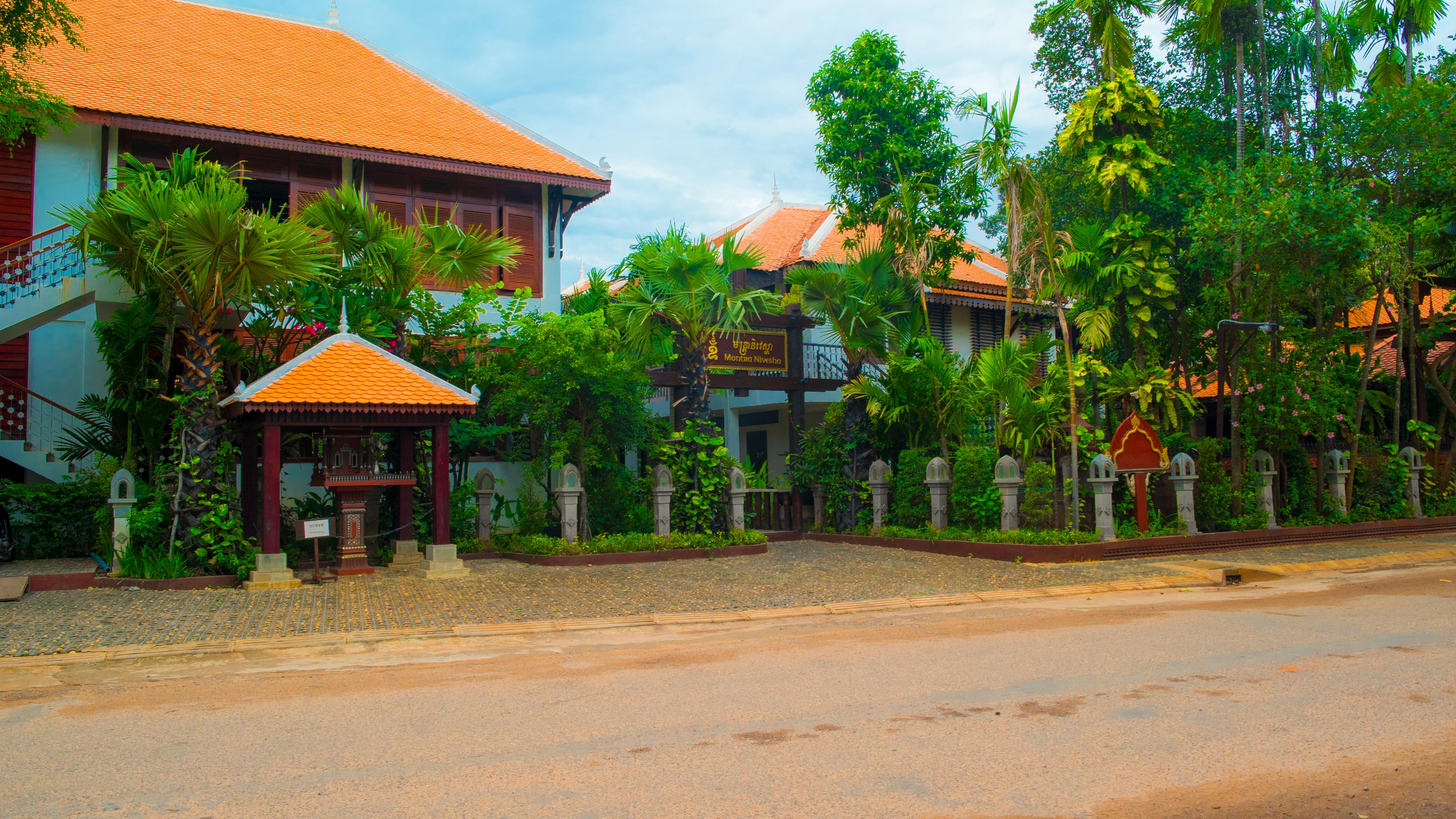 Montra Nivesha Khách sạn 5*