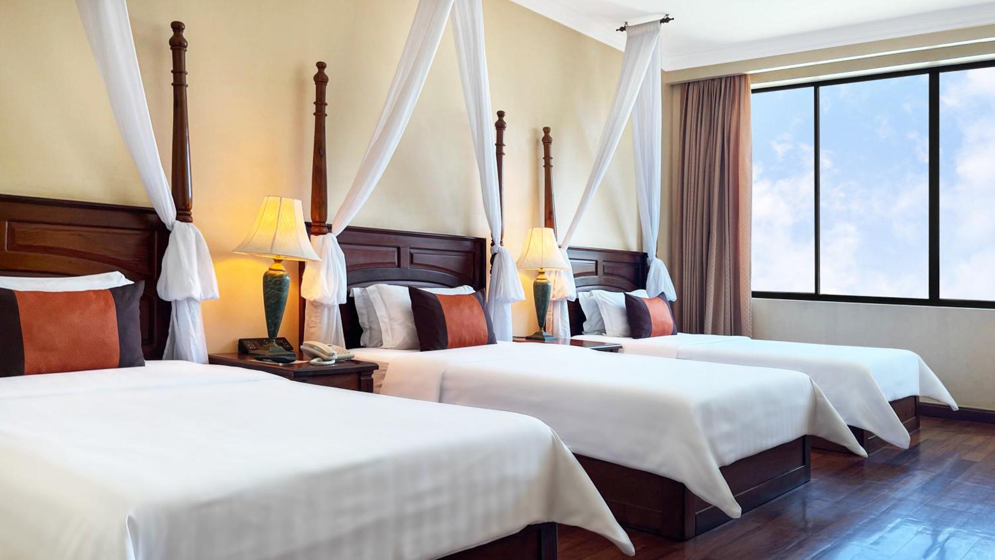 Hotel Pacific &
