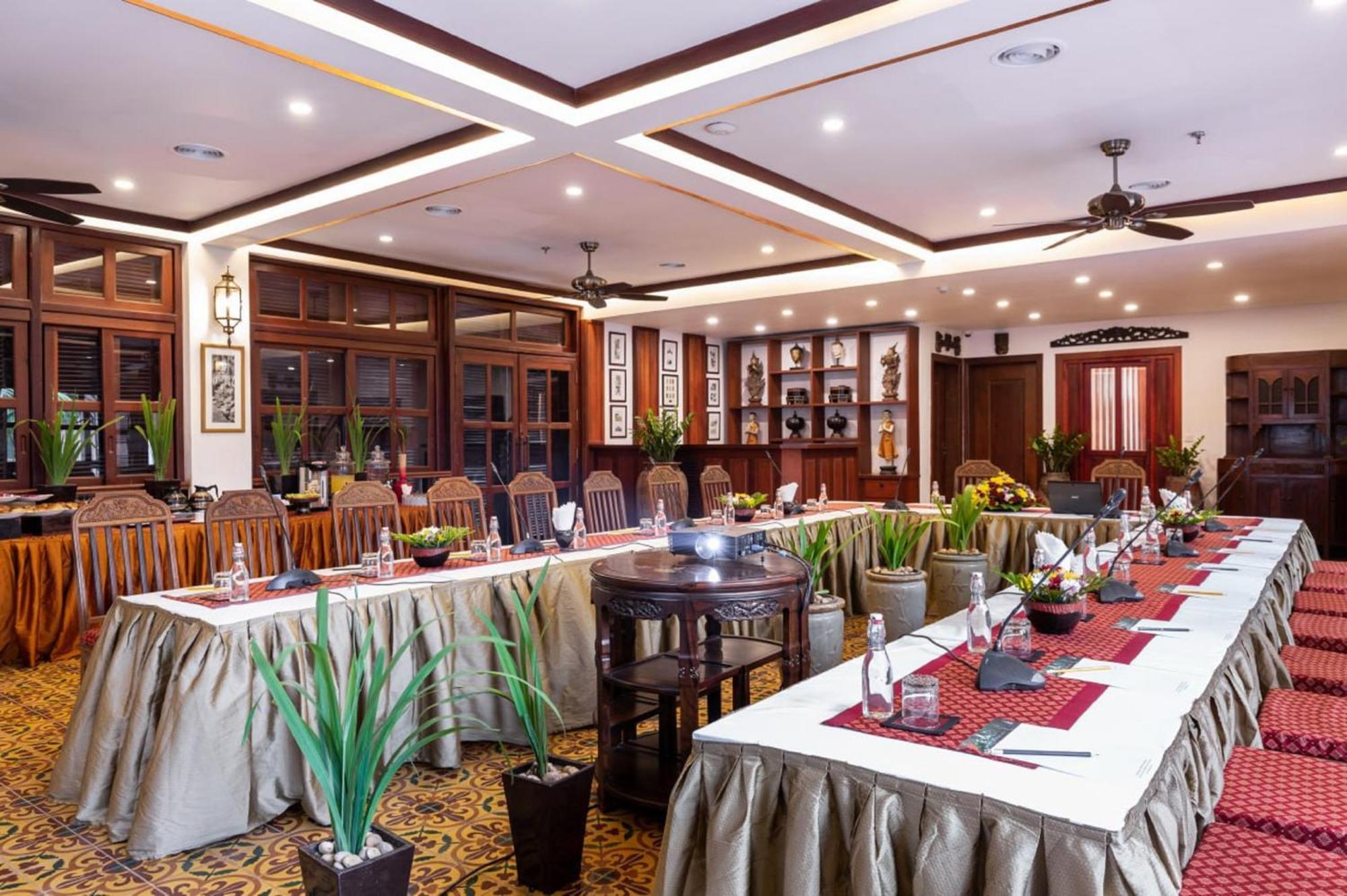 Khách sạn Montra Nivesha 5*