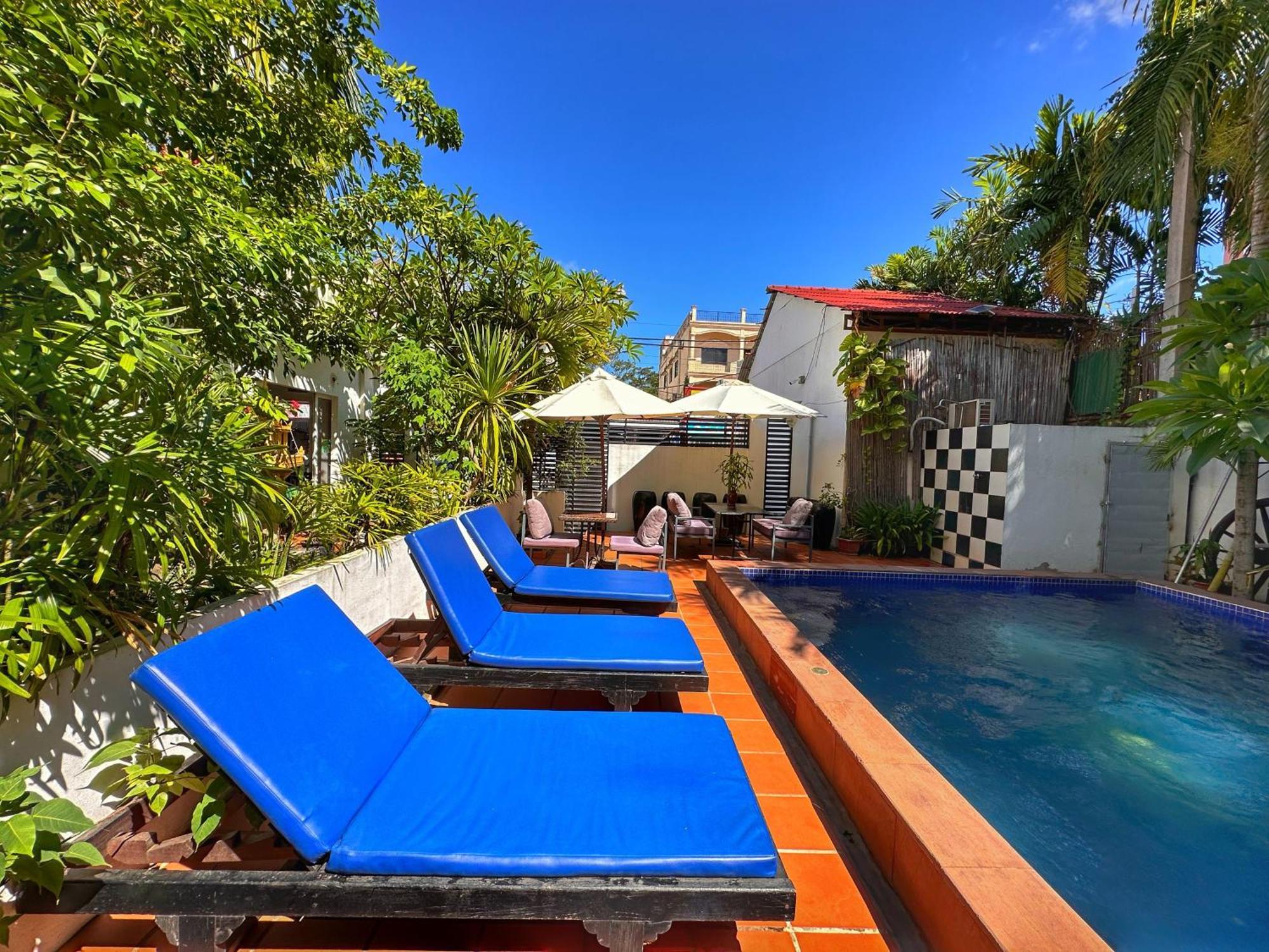 Khách sạn Um Theara, 3*