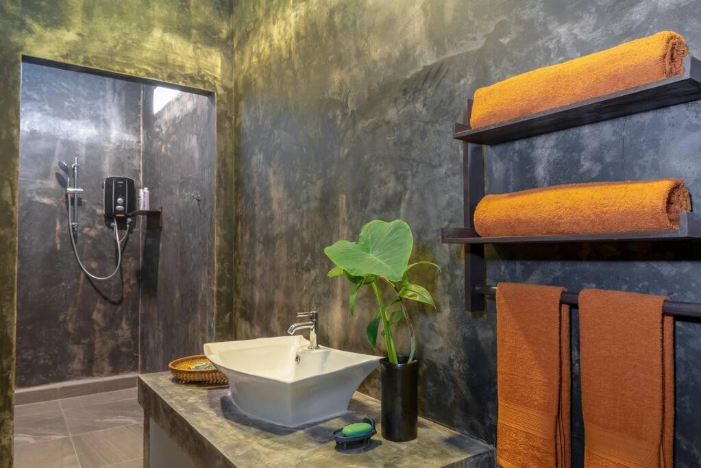 Holiday home - Four Bedrooms Near Angkor Wat *