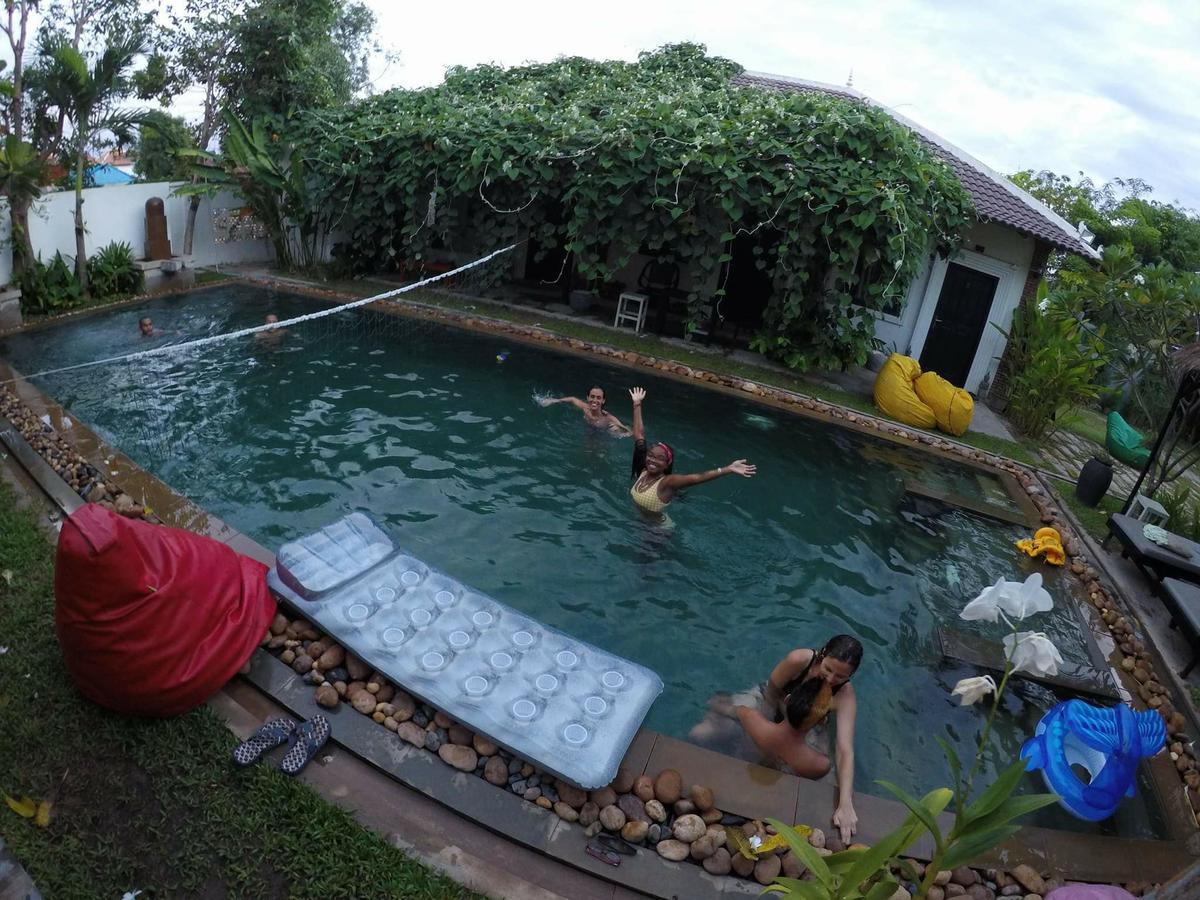 Yolo Hostel *