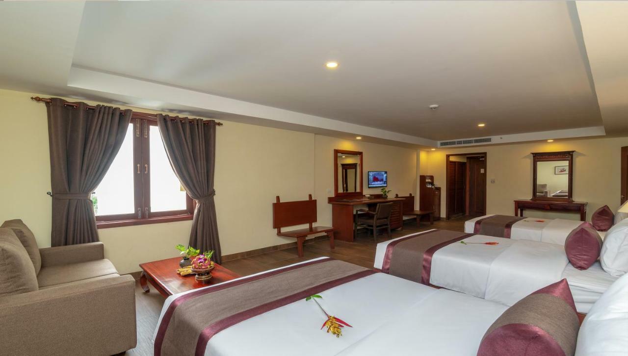 De La Renaissance Hotel 5*