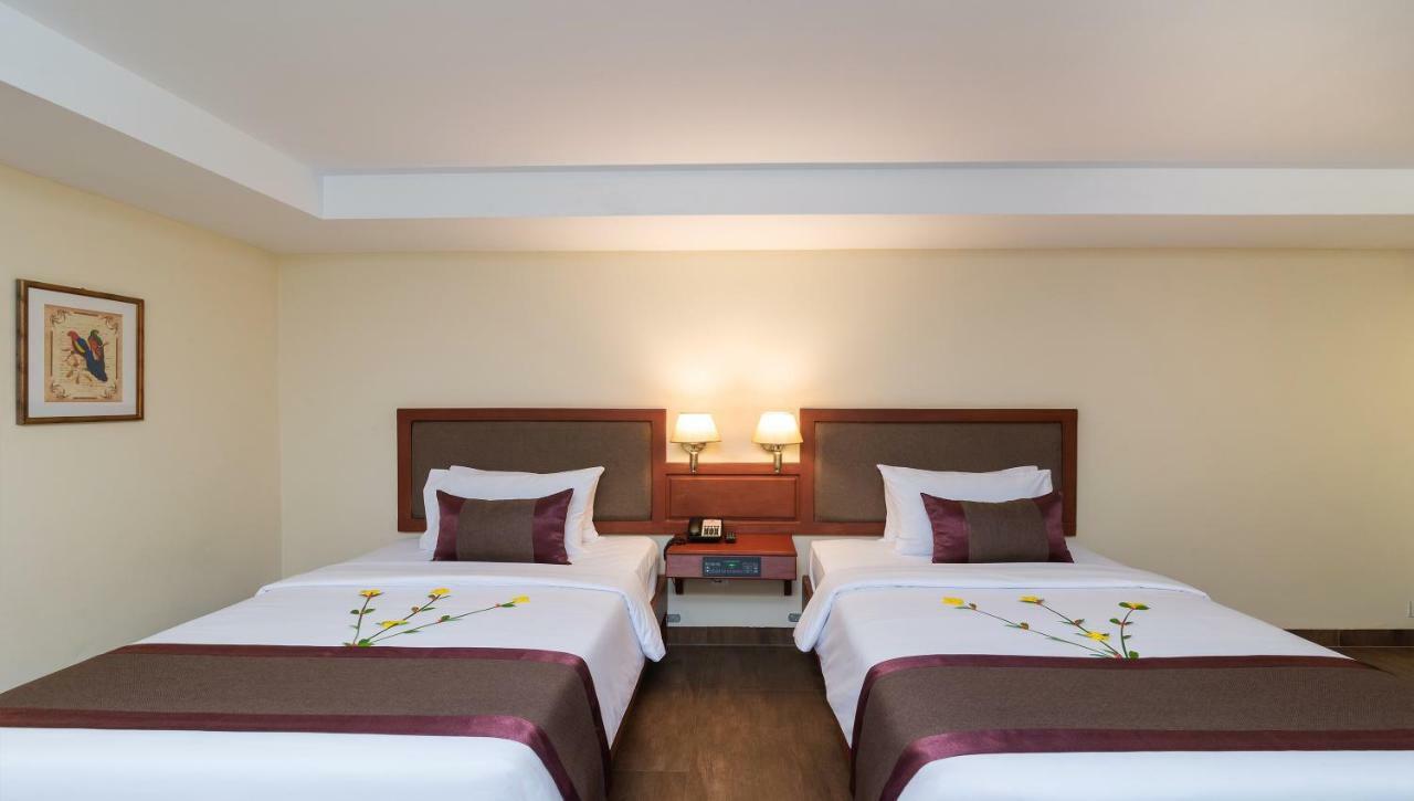 De La Renaissance Hotel 5*
