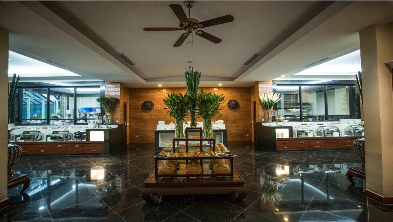 De La Renaissance Hotel 5*